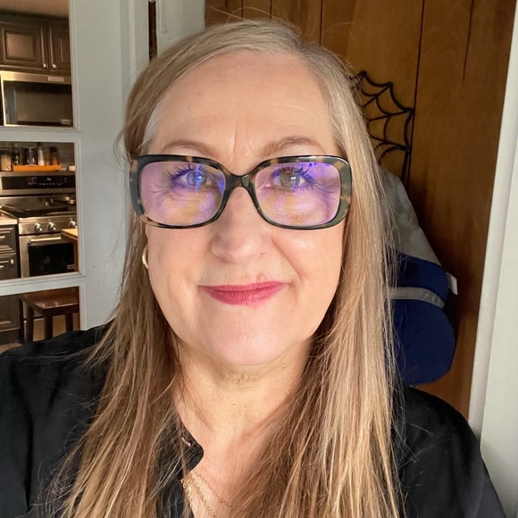 Meet your Posher, Edith - Picture 1 of 1